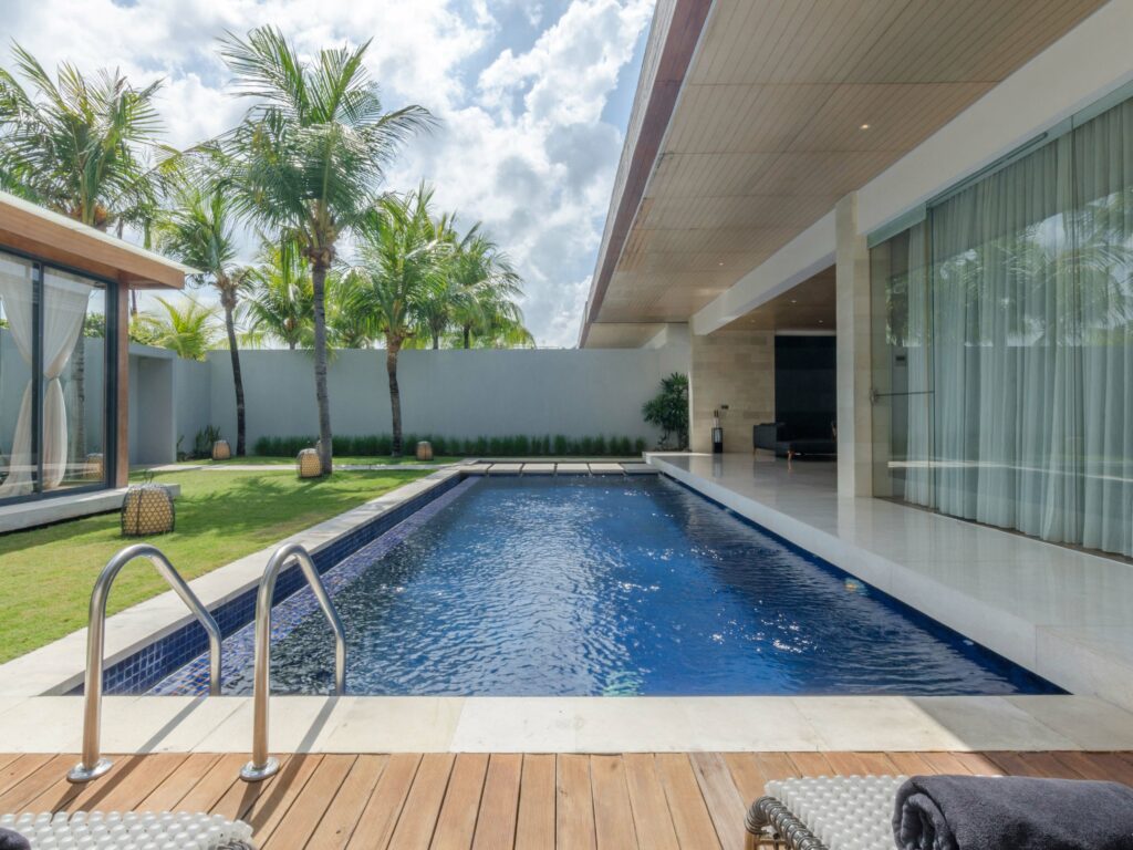 Piscine moderne construite par SARL Pineiro