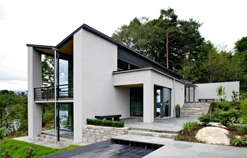 Maison blanc moderne avec une terrasse et un jardin - par Pineiro SARL