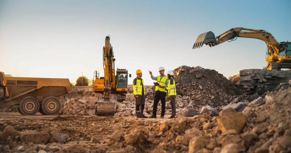 Discussion entre maîtres d'œuvre sur un chantier en cours.
